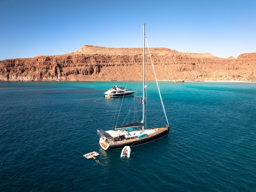 Velero MR BU frente a Isla Espíritu Santo